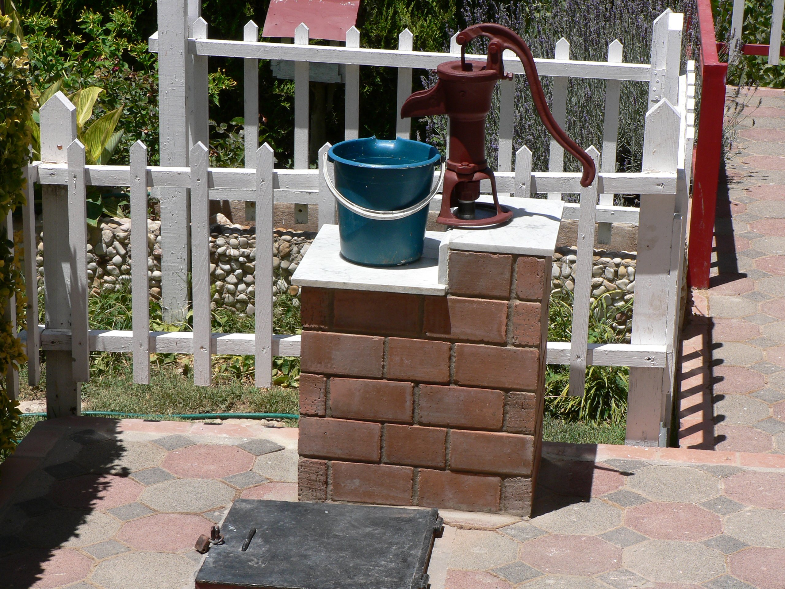 Pump.jpg (11310 bytes)