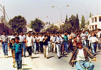 Photo: Demonstrators on the way to Khamara checkpoint