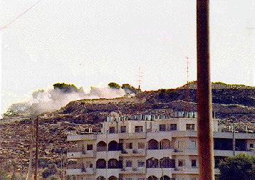 Photo: Israeli tank moves into position in a cloud of dust